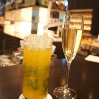 THE COSMOPOLITAN GRILL BAR TERRACE - フレッシュマンゴーモヒートとシャンパン