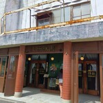 重澤珈琲 - お店は映画館の右側中にあります