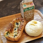 ブーランジェリー・フー - 料理写真:鮭とほうれん草のグラタンパン、クリームパン