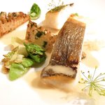 フレンチ サクラ - ランチコース 5400円 のマナガツオ、筍ソテー、芽キャベツ グレープフルーツ添え