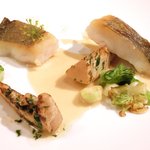 フレンチ サクラ - ランチコース 5400円 のマナガツオ、筍ソテー、芽キャベツ グレープフルーツ添え