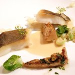 フレンチ サクラ - ランチコース 5400円 のマナガツオ、筍ソテー、芽キャベツ グレープフルーツ添え