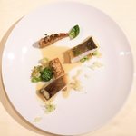 フレンチ サクラ - ランチコース 5400円 のマナガツオ、筍ソテー、芽キャベツ グレープフルーツ添え