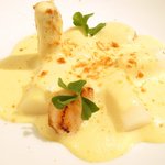 フレンチ サクラ - ランチコース 5400円 のフランス産ホワイトアスパラガスと帆立貝