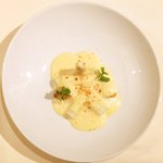 フレンチ サクラ - ランチコース 5400円 のフランス産ホワイトアスパラガスと帆立貝