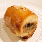 フレンチ サクラ - ランチコース 5400円 のアンチョビ、イワシ、玉ネギの熱々ロールパイ