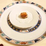 フレンチ サクラ - ランチコース 5400円 のアンチョビ、イワシ、玉ネギの熱々ロールパイ