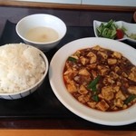 Shisem ma bo senka rara - 2015.5.9　ランチに注文した麻婆豆腐定食。スープと漬物サラダ付。