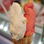 アンティカジェラテリアバール - ４５０えん『ジェラート ダブル(キウイのチーズケーキ＋ラズベリーのシャーベット)2015年５月