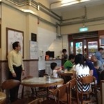 Cheung Hing Coffee Shop - 店内の様子（壁に香港スターのサイン色紙）