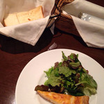 ビストロ シャンパーニュ - 前菜のサラダとキッシュ、そして食べ放題のふかふかパン
