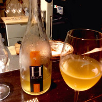 ロッシ - 最初に頂いたスパークリングワインは、H Lispida 2012。ノンフィルターとのことで、たしかにおりがみられます。ワインというよりなにか柑橘の香りがしました。（記憶おぼろげ）