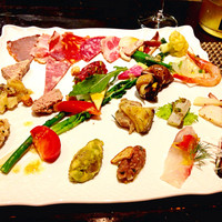 ロッシ - 前菜30種盛り合わせ（2,000円）はもはや名物。すごい光景。こんなん出されたらそりゃワイン進みますよねぇ。