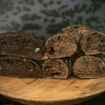 Merci life organics Minamoa廣島店 - 左邊是可可麵包，右邊是巧克力貝果-斷面照