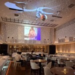 EIGHT - ゴージャスだけど静かめな店内