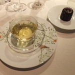 ボウ・デパール青山倶楽部 - フレッシュハーブティとカヌレ