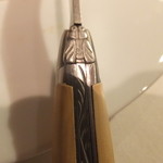 ボウ・デパール青山倶楽部 - ナイフの彫刻