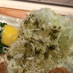 とんかつ いわい - キャベツに自家製ドレッシングをかけたところ