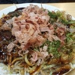 Okonomiyaki Hachibee - スペシャル焼き(生イカ・生エビ・イカ天)うどん入り (900円)