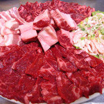 炭火焼肉ホルモン 青葉精肉店 - １ｋｇメガ盛大皿（4~5人前）