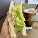 ホリーズカフェ - 料理写真:レタス溢れ出す!