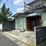 万吉食堂 - 斜め前の空き家（別荘仕様）も止めていいらしいです♪