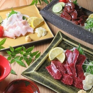 鮮度抜群の馬刺しと鶏刺しの競演