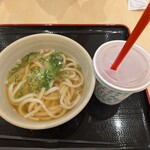 うどん家どん太鼓 - 料理写真:かけうどんとドリンク(緑茶)S