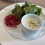 plum - 土日のランチにつけられるサラダとスープ（＋250円）