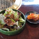 焼肉 ぐろーばる - ランチセットのサラダ＆キムチ