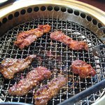 焼肉 ぐろーばる - お肉は網でじゅーじゅー焼きました。