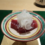 野嵯和 - 和歌山の鰹、玉ねぎの太白油炒めと緑の和辛子乗せ