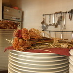 il tram - 内観；カウンターに積み上げられた皿の上には何気にドライフラワーが