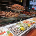 A Taberna do Bispo - カウンターに並ぶタパス