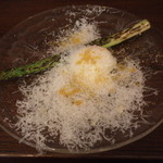 il tram - 佐賀産　グリーンアスパラの温製　半熟卵・ペコリーノ・ロマーノ・ボッタルガ