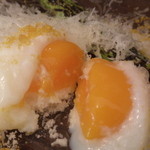 il tram - 佐賀産　グリーンアスパラの温製　半熟卵・ペコリーノ・ロマーノ・ボッタルガ；アップ；半熟卵がとろんと