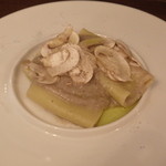 il tram - マッシュルームのペーストで和えたパッケリ　スライスを添えて