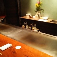 鉄板焼 濠 - 簡素な鉄板周囲