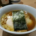 支那そば 孤高 - 醤油玉子　1000円。魚介系の出汁感が深く、あっさりしているのに、深みがあるスープが美味しい。麺は自家製のようで、スープに合うような工夫がされていると感じた。メンマ、チャーシュー（2種）、海苔、煮玉子
