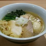 支那そば 孤高 - 潮玉子　1000円。塩だれとスープがマッチしていると感じた。具のメンマの戻し、煮方が絶妙でちゃんとコシが残っていて自分にはあっている。わかめとほうれん草をあしらっているのもポイントだと思う。