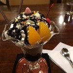 パピヨン - チョコレートパフェ。生クリームもチョコもたっぷり美味しいです。500円！