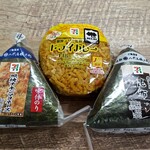 セブンイレブン - 料理写真:照焼チキンマヨネーズ: 198円+税 ドライカレーおむすび: 185円+税 手巻きおにぎり昆布: 182円+税