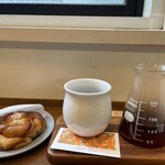 キエロ コーヒー - シナモンロールとドリップコーヒー