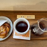 キエロ コーヒー - シナモンロールとドリップコーヒー