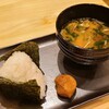 コメダ和喫茶 おかげ庵 - 朝11時まではドリンクに無料のモーニング付き
①塩おむすび、海苔《梅添え》
おむすびは温かく握り立てが提供されます
②お味噌汁(法蓮草&刻み青葱入り)