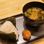 コメダ和喫茶 おかげ庵 - 朝11時まではドリンクに無料のモーニング付き
①塩おむすび、海苔《梅添え》
おむすびは温かく握り立てが提供されます
②お味噌汁(法蓮草&刻み青葱入り)