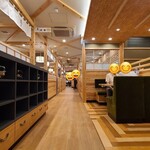コメダ和喫茶 おかげ庵 - 店内は白い天井&木板張り天井&木板組み天井、ラウンドしたガラス張り壁、木目のある幅木が設置された抹茶色の壁&腰高迄の木目のある木板張り壁、木板張り床、ライトながらも和の趣きのある空間