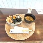 おむすび和 - 卵黄おむすび＆肉そぼろクリームチーズおむすびの豚汁からあげセット