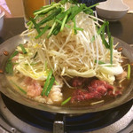 たわら - 夜のメイン料理、鉄板鍋。大量のもやしとホルモンがついている。出汁というかたれがコクがあってうまいです。