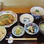 日本料理 いのうえ - ランチメニューの中から日替わりランチ８４０円を注文しましたこの日の日替わりはとんまの煮つけ。